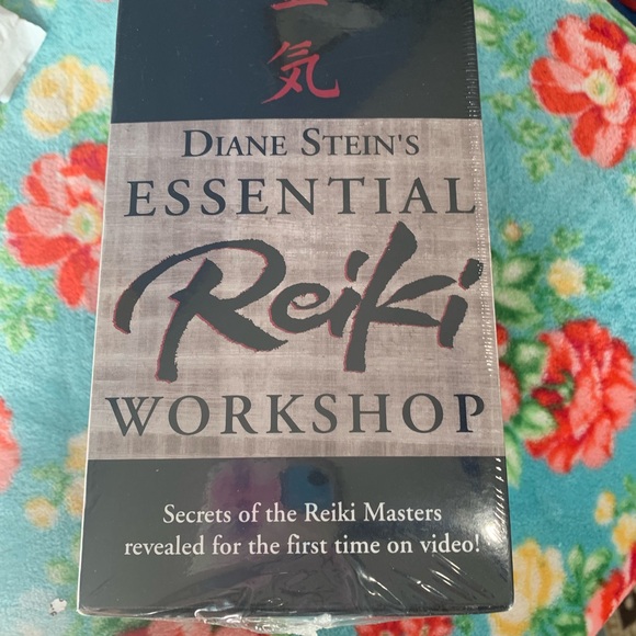 Crossings Press Other - 's Essential Reiki Workshop - Reiki Instructional Video (Black/Grey)